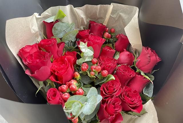 上海医护夫妻的520：近2个月不见，丈夫送妻子一束玫瑰